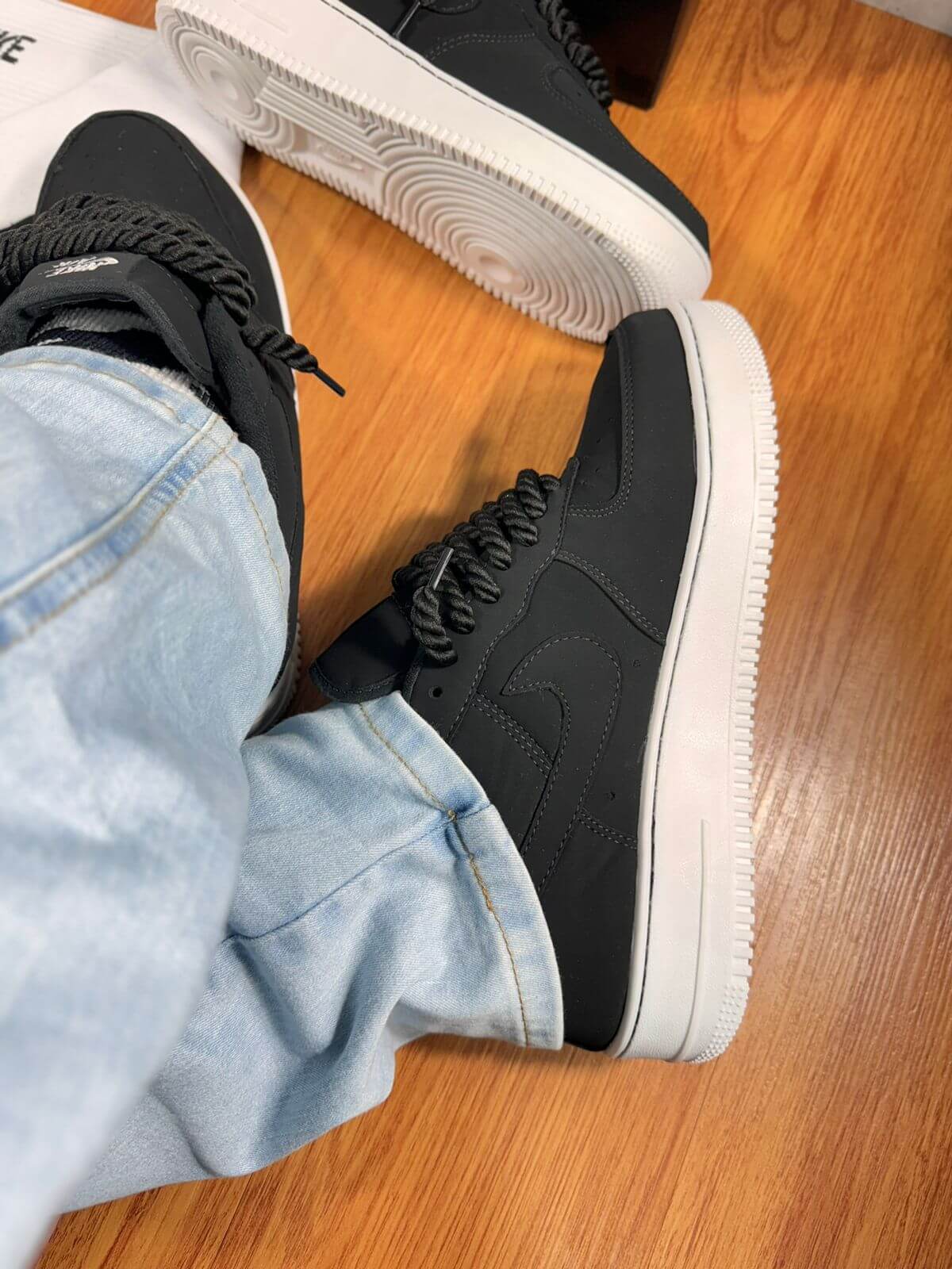 Nike Air Force 1 - Preto Nobuk (Corda)