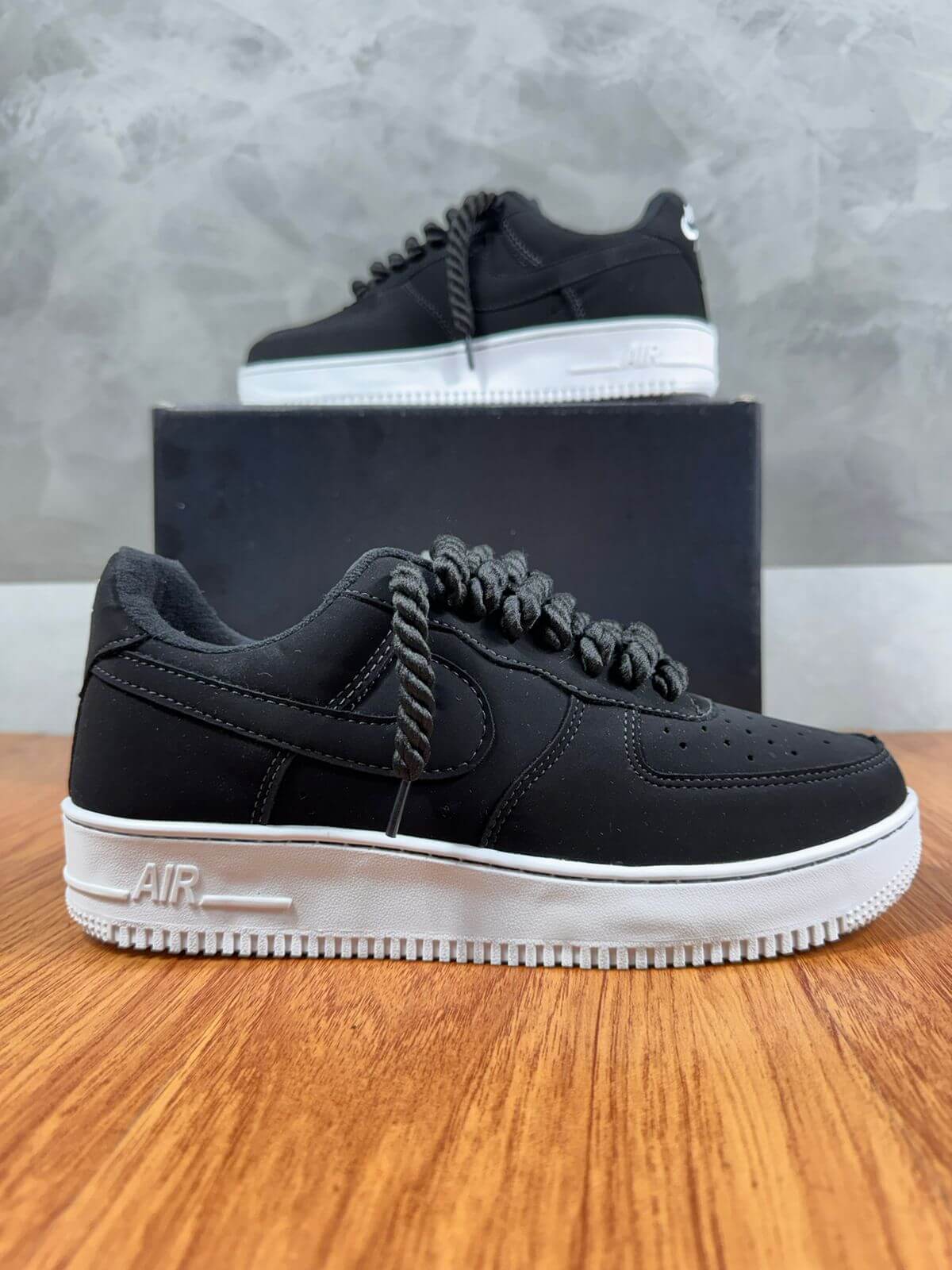 Nike Air Force 1 - Preto Nobuk (Corda)