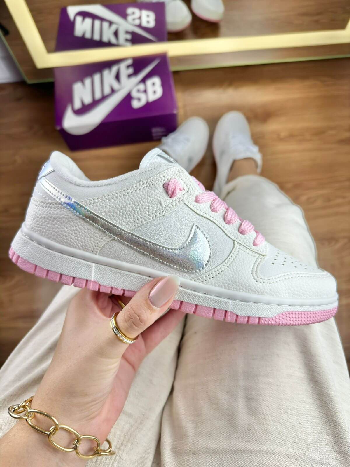 Nike SB Dunk Low - Branco com Prata e Rosa