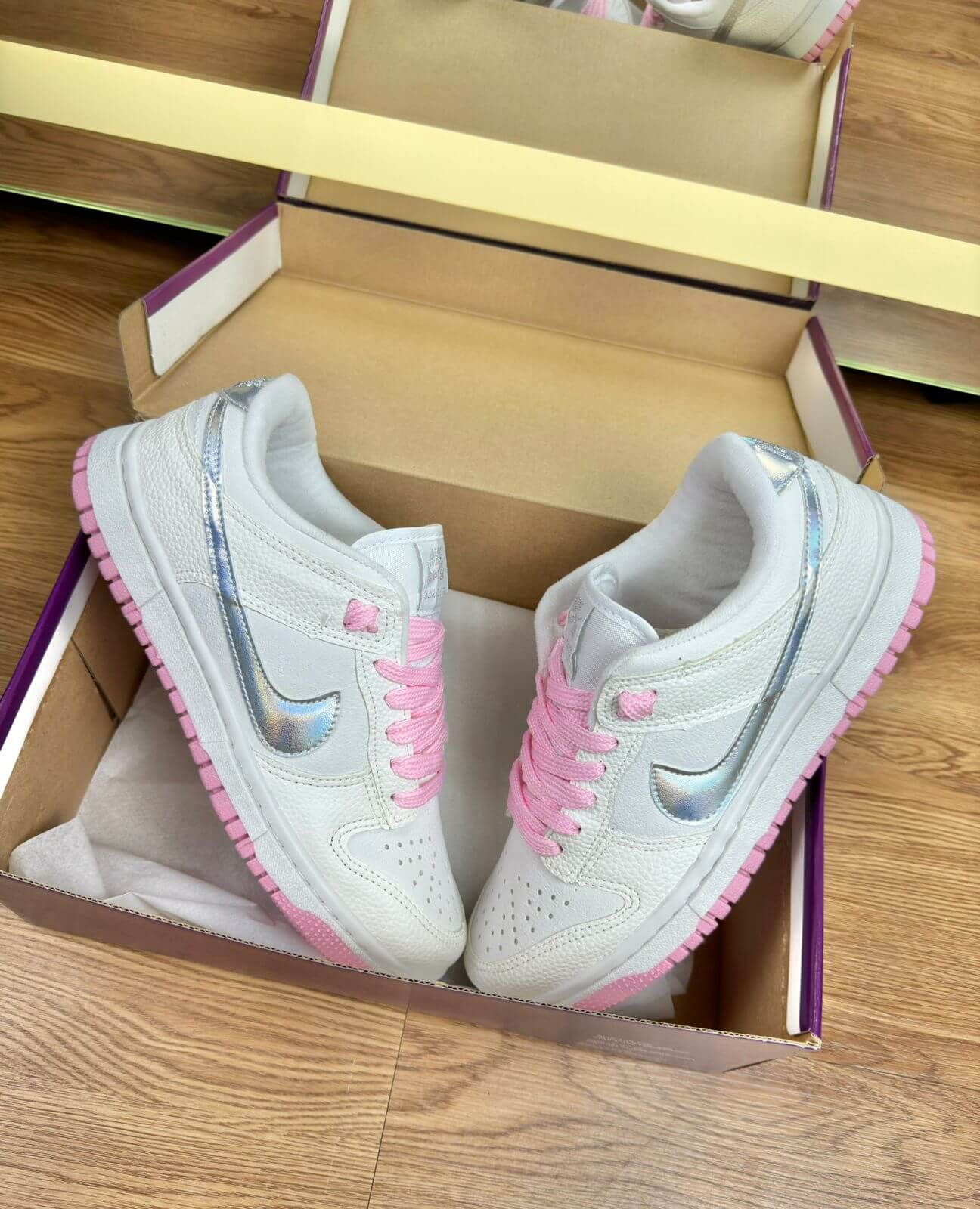 Nike SB Dunk Low - Branco com Prata e Rosa