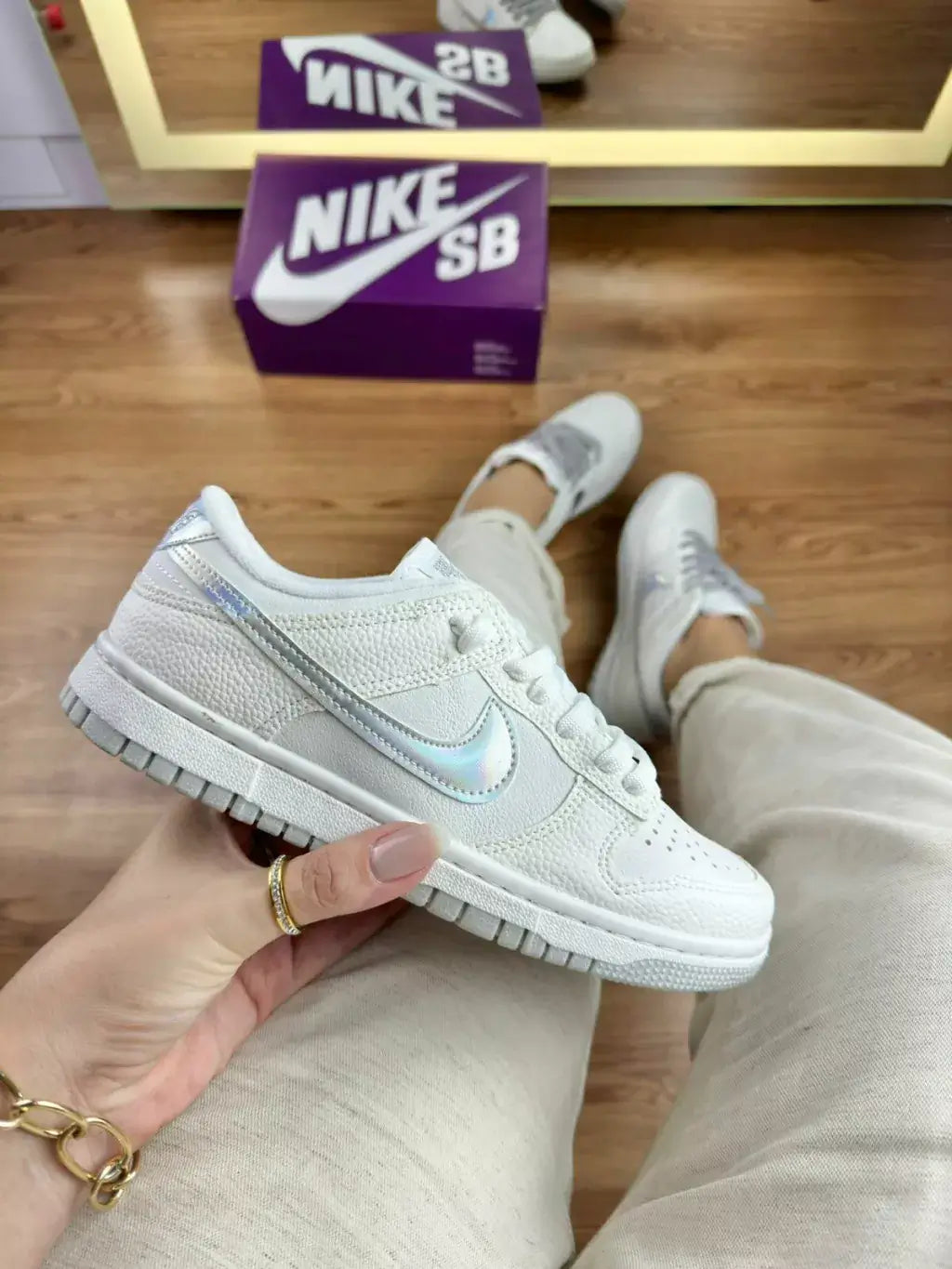 Nike SB Dunk Low - Branco com Prata