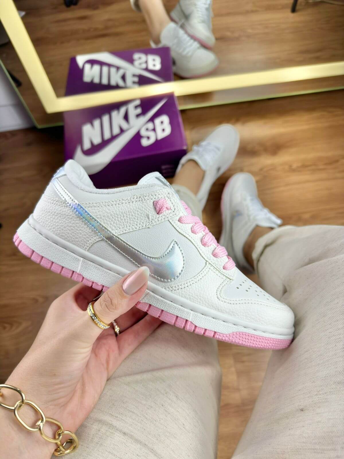 Nike SB Dunk Low - Branco com Prata e Rosa