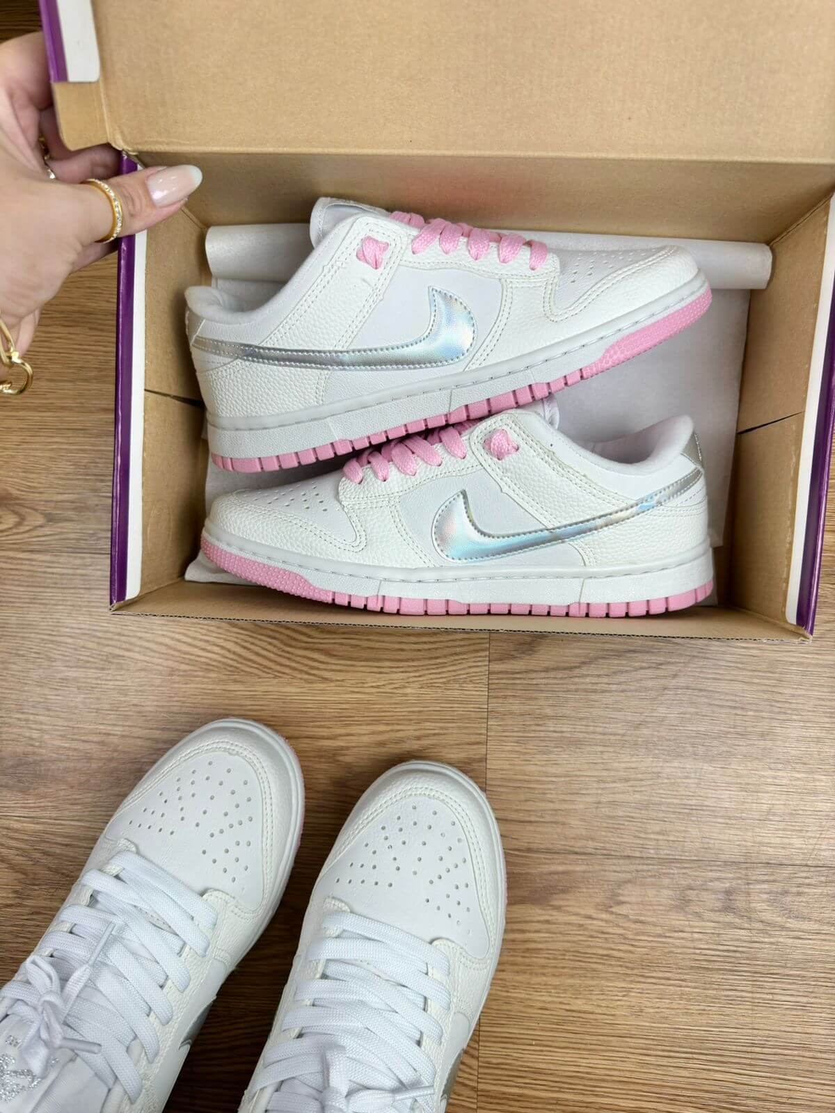 Nike SB Dunk Low - Branco com Prata e Rosa