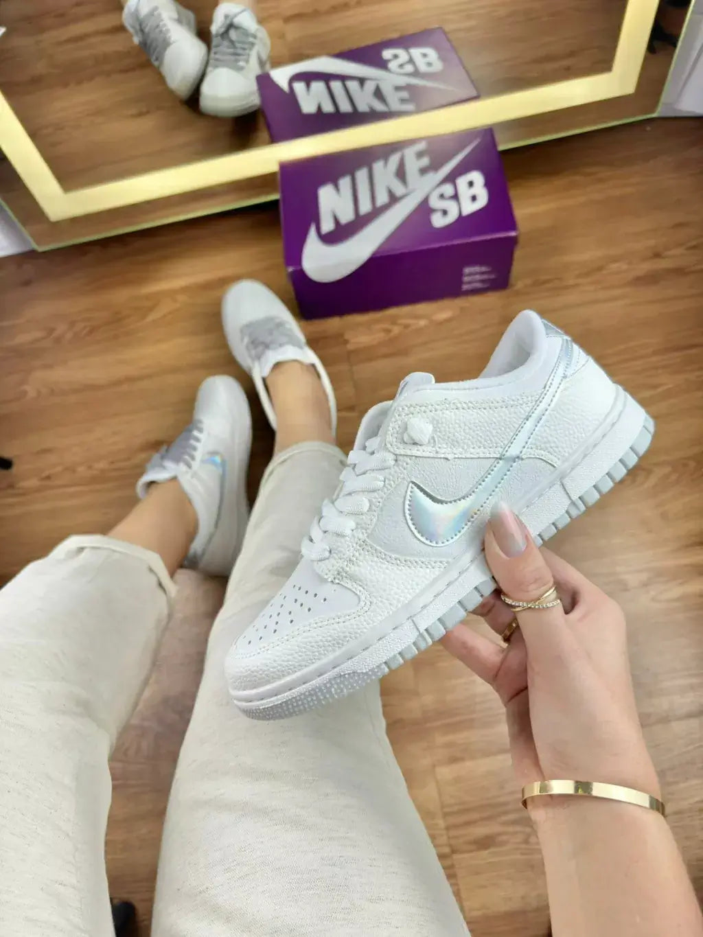 Nike SB Dunk Low - Branco com Prata