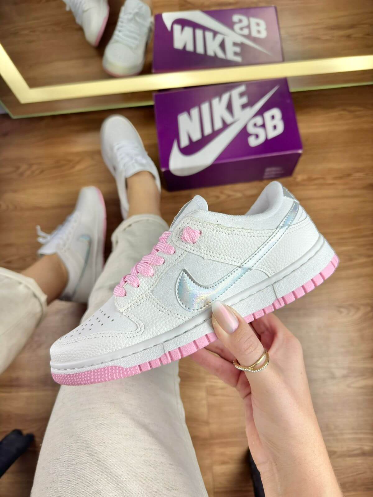 Nike SB Dunk Low - Branco com Prata e Rosa