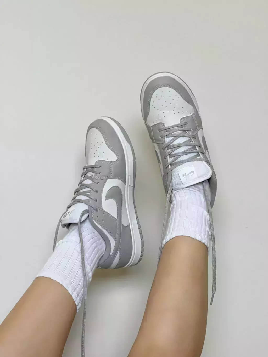 Nike SB Dunk Low - Cinza com Branco