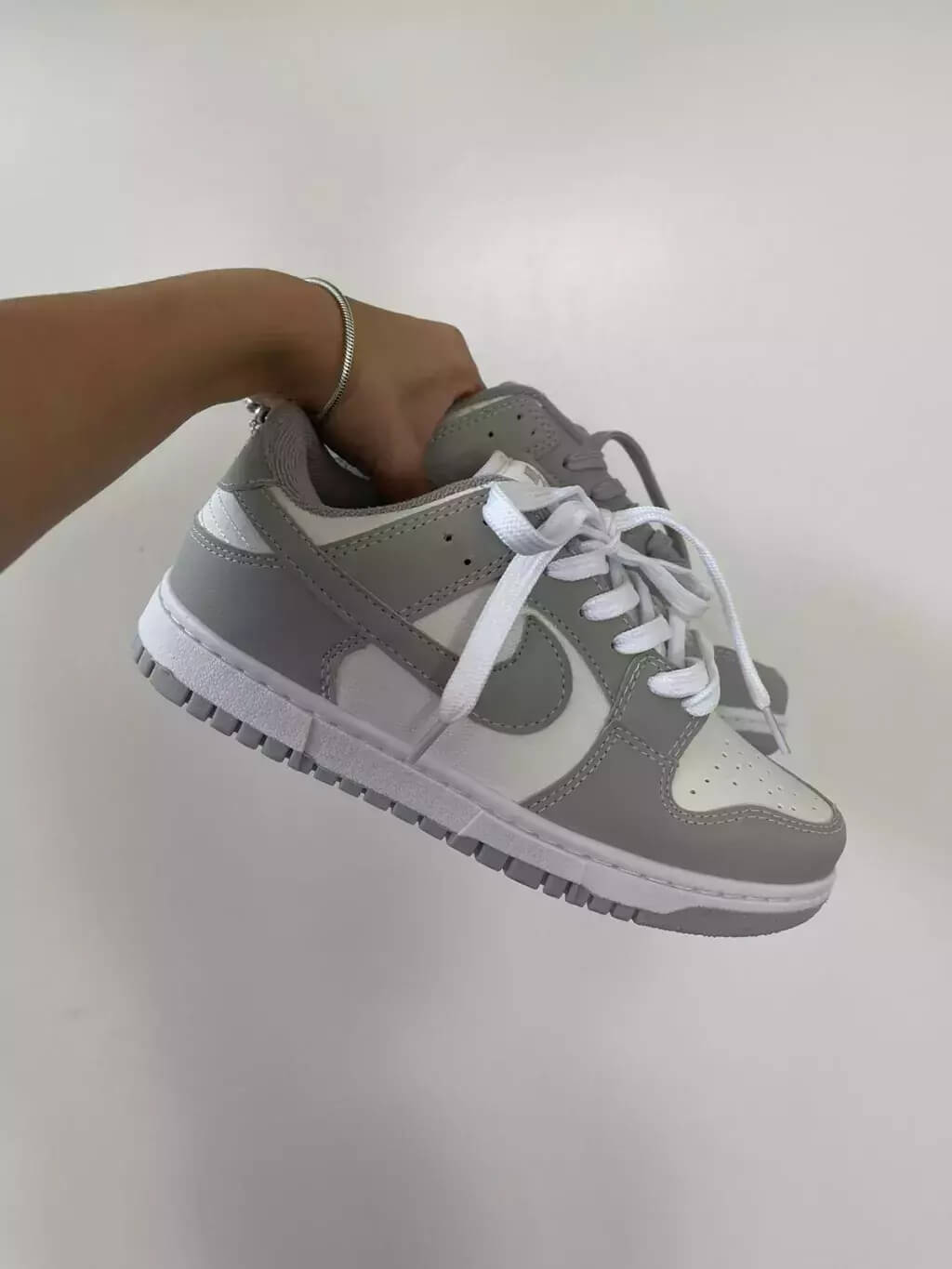 Nike SB Dunk Low - Cinza com Branco