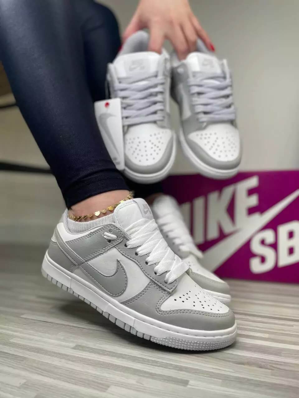 Nike SB Dunk Low - Cinza com Branco