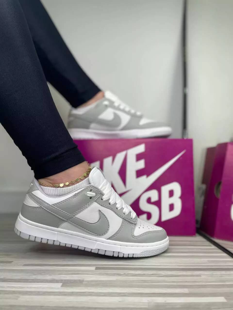 Nike SB Dunk Low - Cinza com Branco