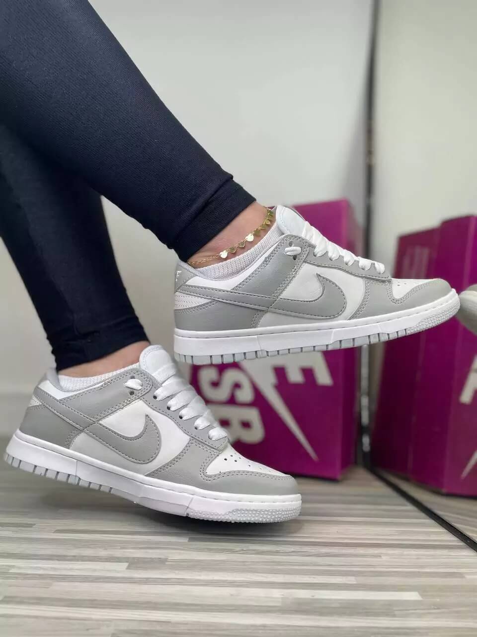 Nike SB Dunk Low - Cinza com Branco