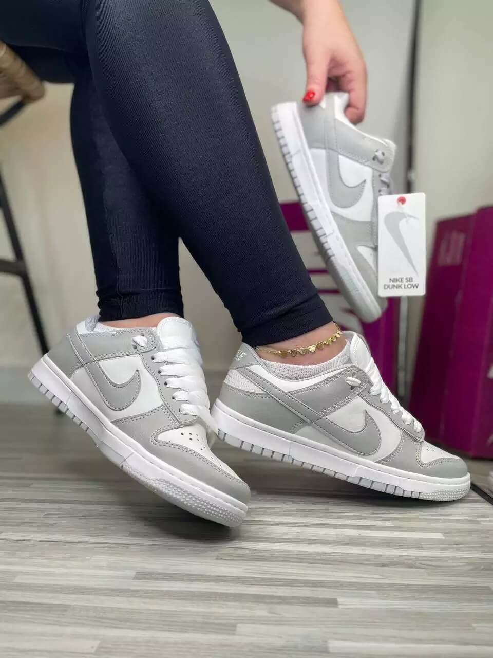 Nike SB Dunk Low - Cinza com Branco