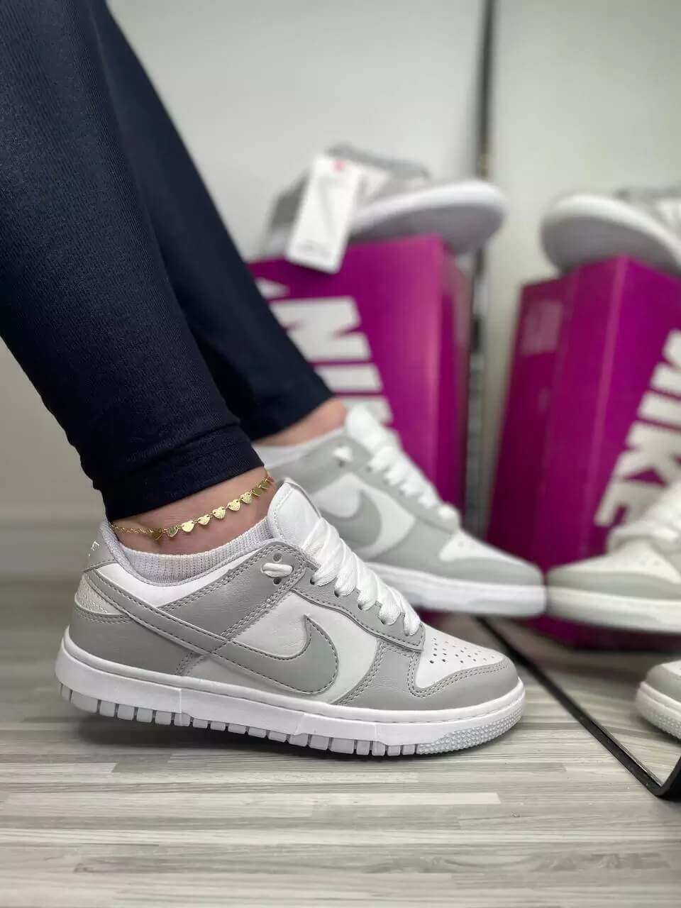 Nike SB Dunk Low - Cinza com Branco