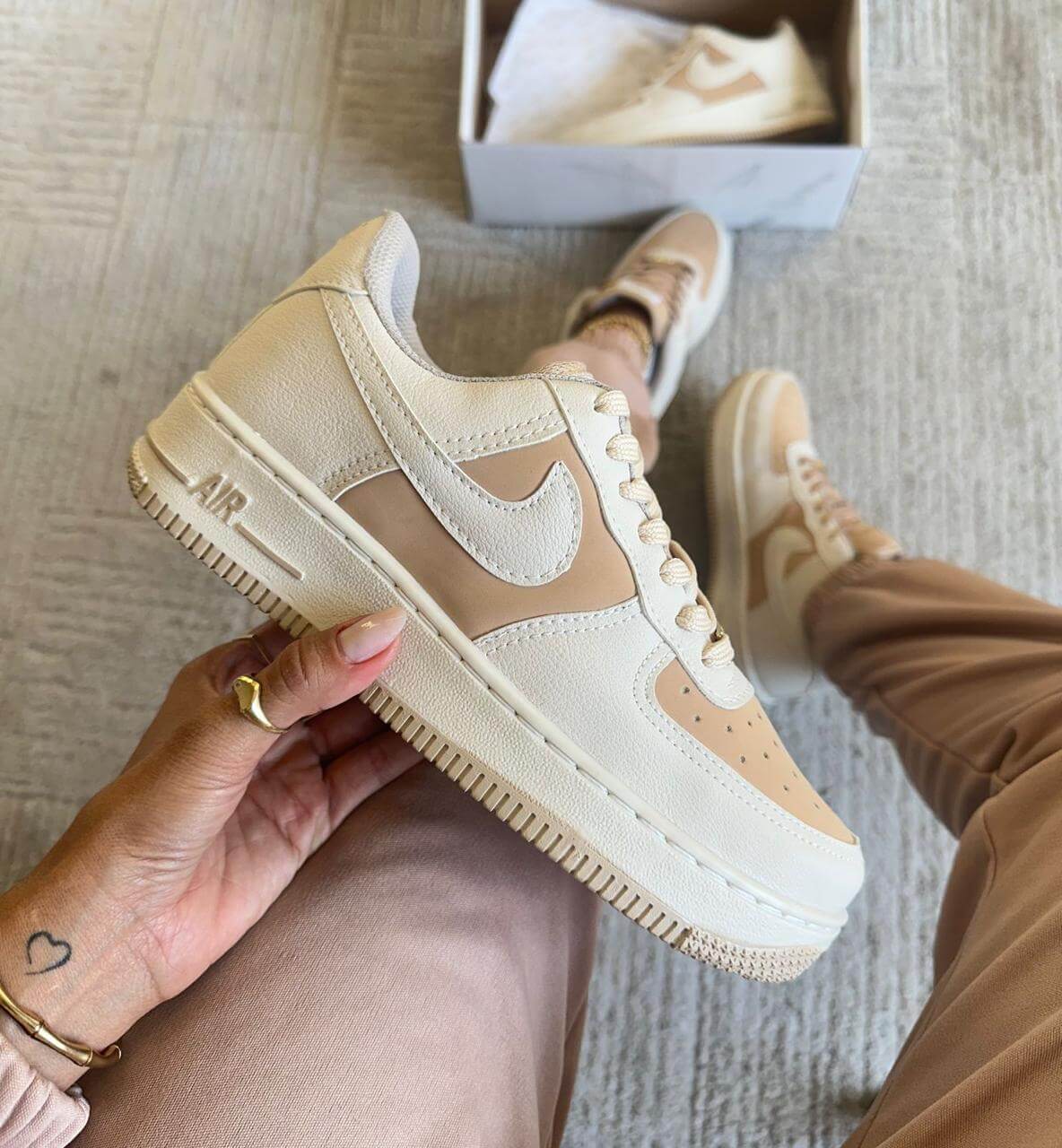 Nike Air Force 1 - Off White com Caramelo