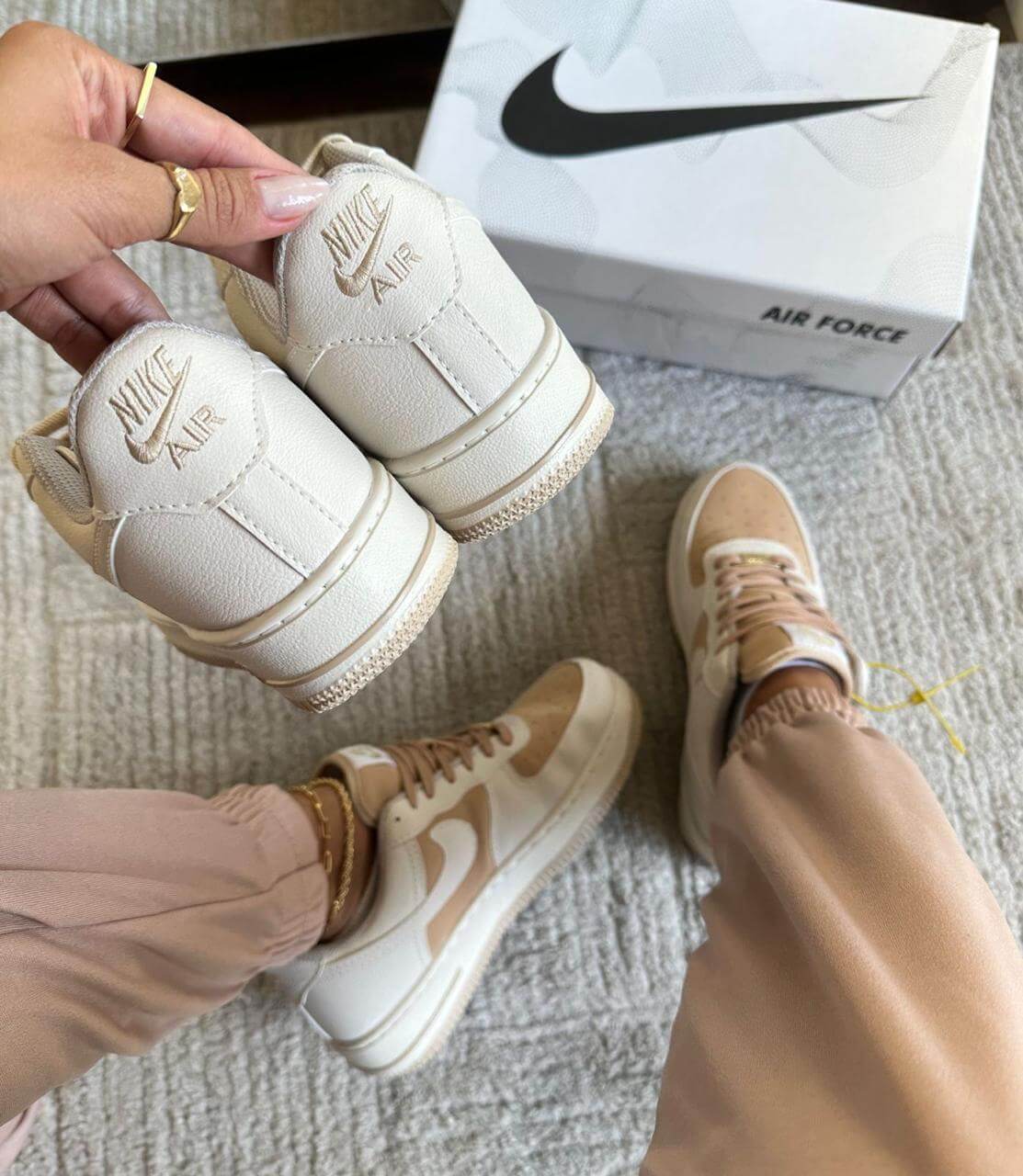 Nike Air Force 1 - Off White com Caramelo