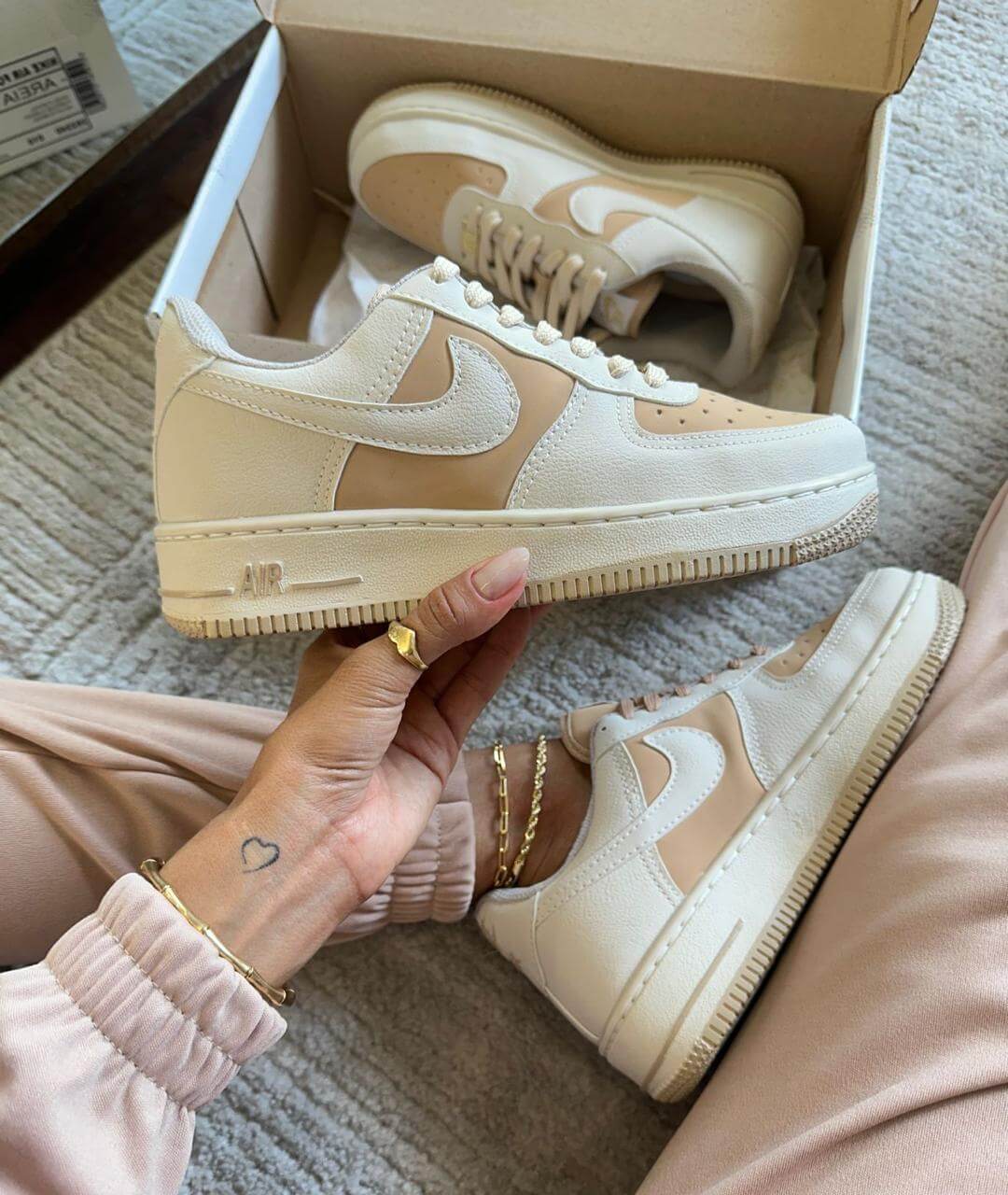 Nike Air Force 1 - Off White com Caramelo