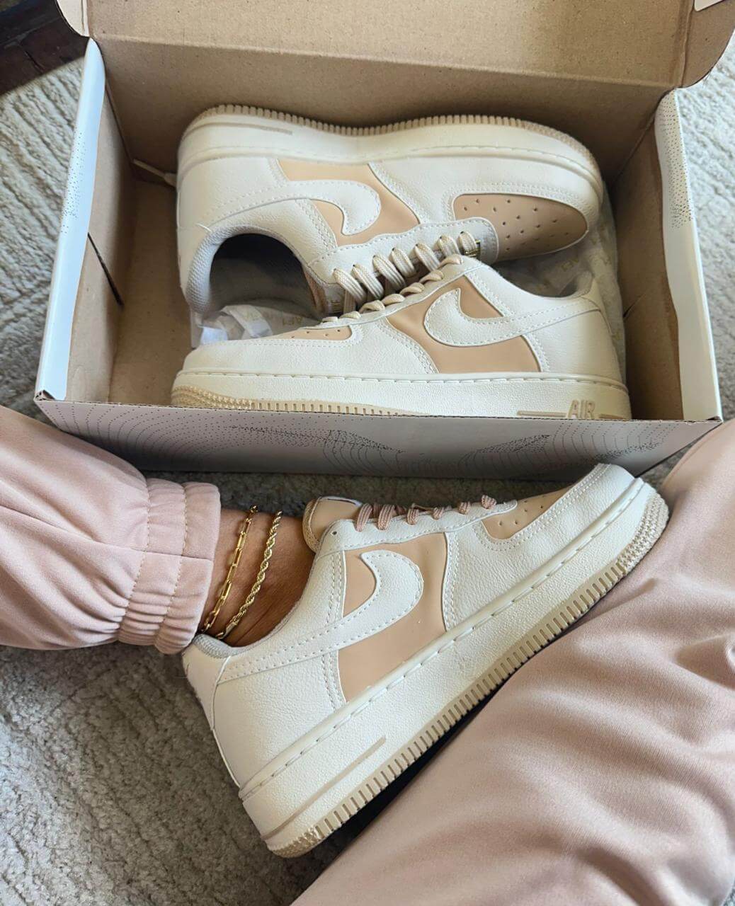 Nike Air Force 1 - Off White com Caramelo