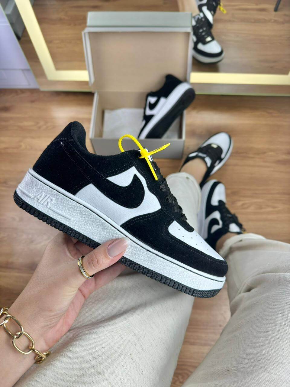 Nike Air Force 1 - Branco com Preto