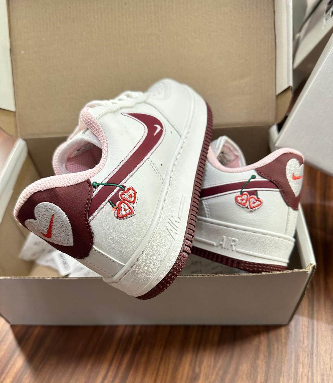 Nike Air Force 1 Cereja - Branco com Bordô