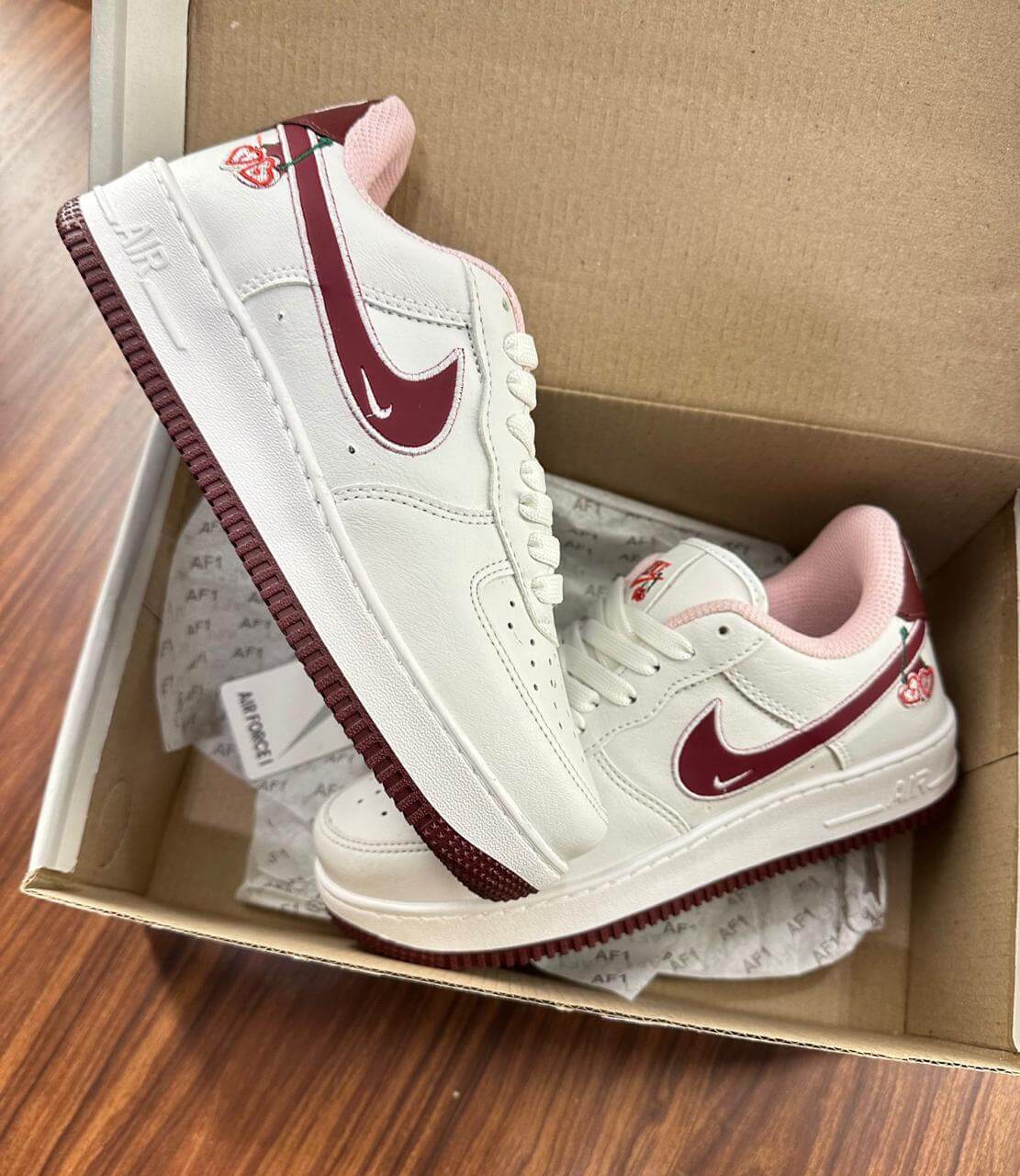 Nike Air Force 1 Cereja - Branco com Bordô