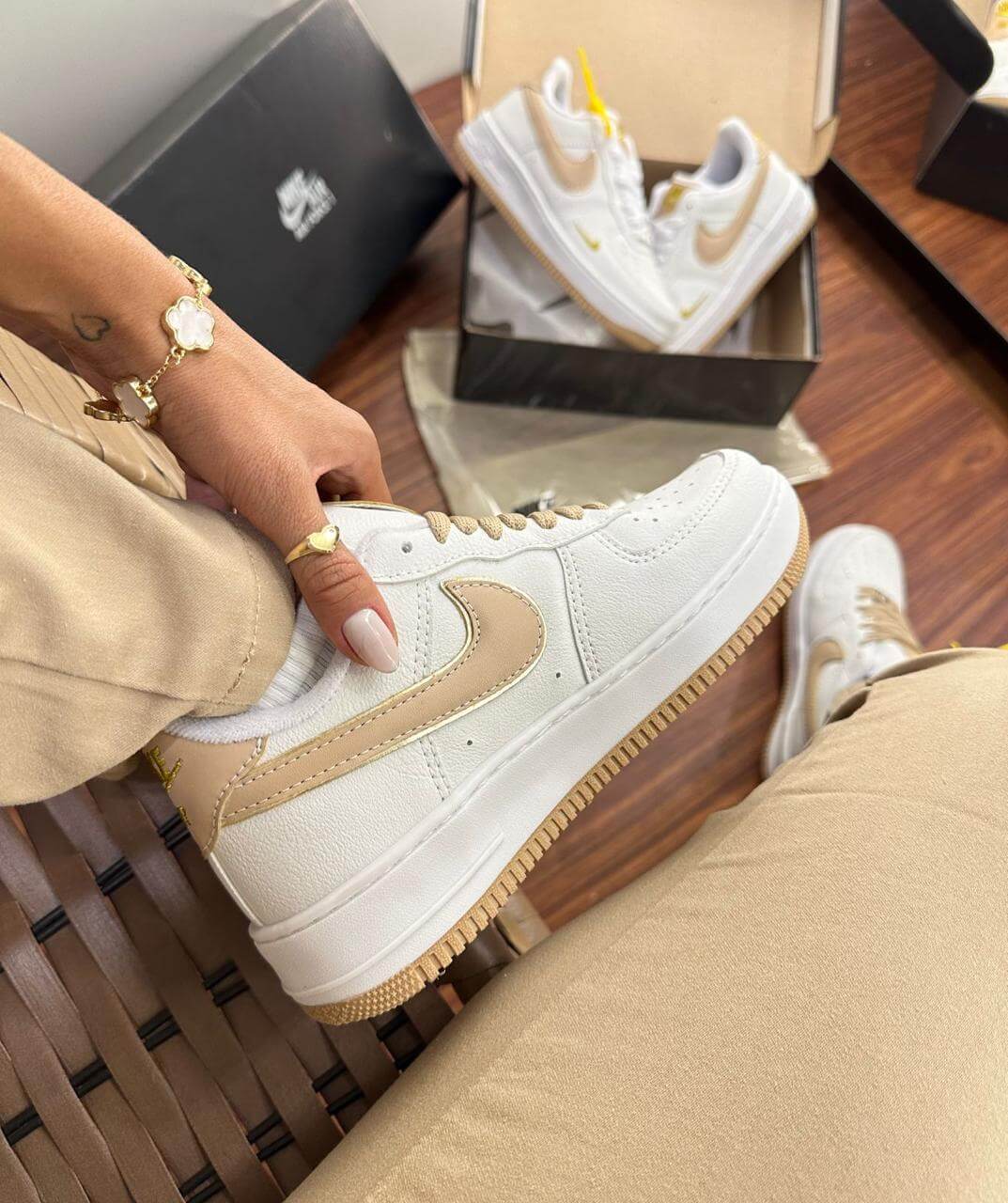 Nike Air Force 1 - Branco com Creme