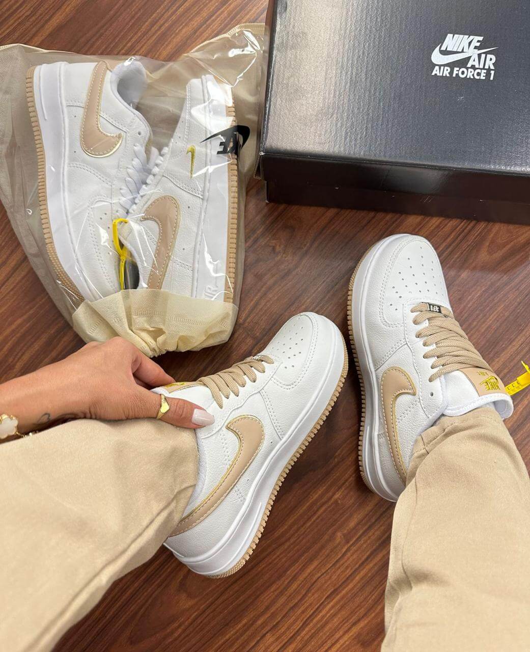 Nike Air Force 1 - Branco com Creme