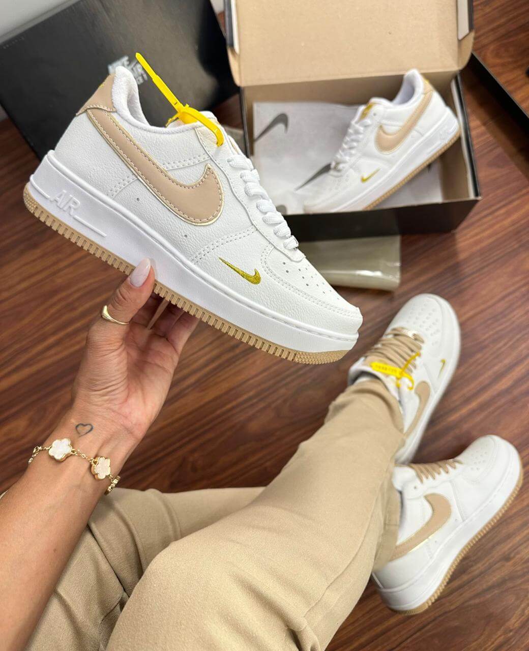 Nike Air Force 1 - Branco com Creme