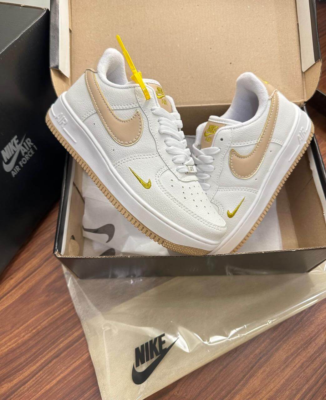 Nike Air Force 1 - Branco com Creme