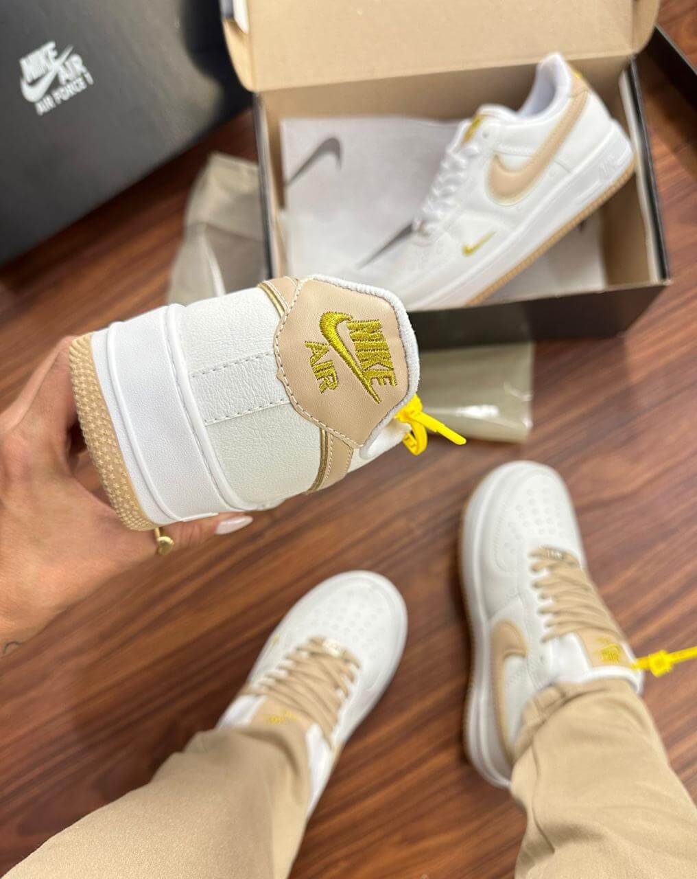 Nike Air Force 1 - Branco com Creme