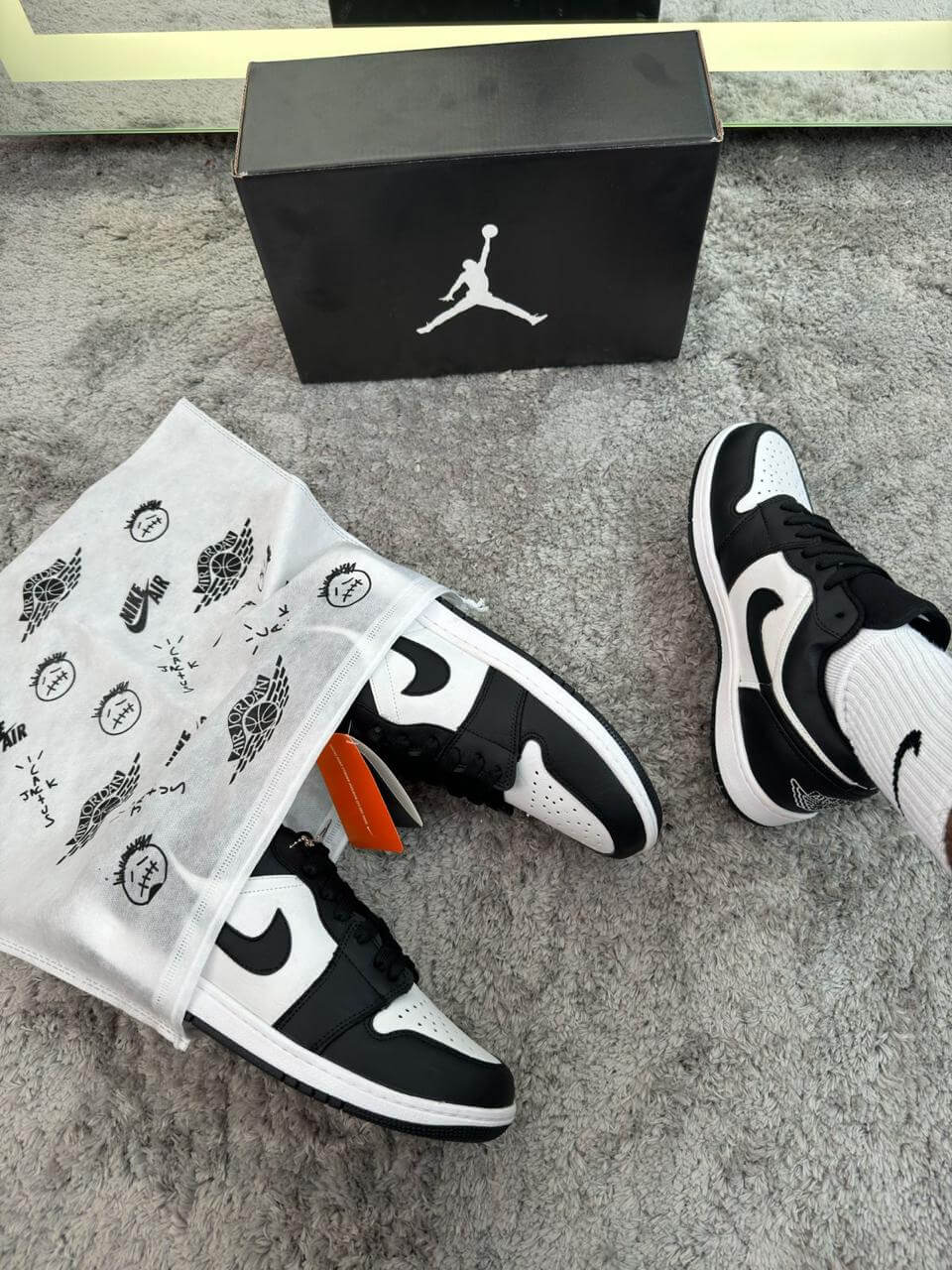 Nike Jordan 1 Low - Branco com Preto