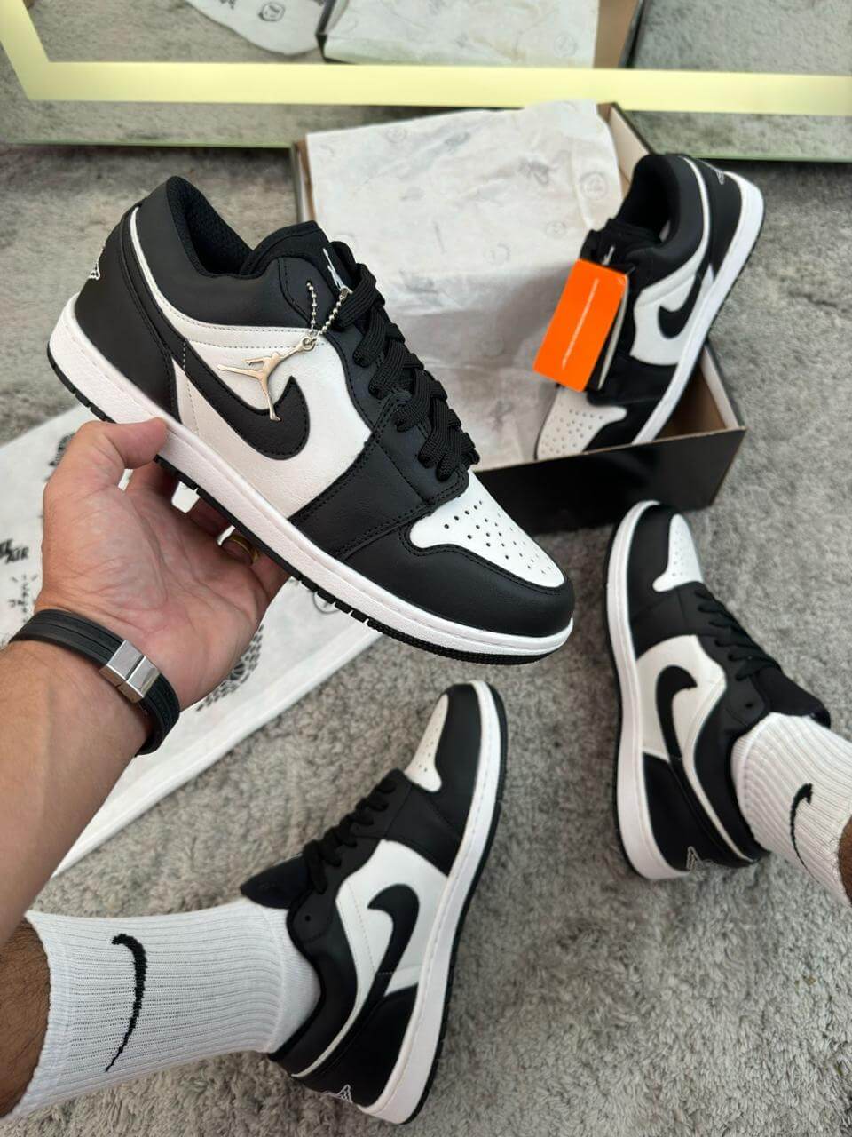 Nike Jordan 1 Low - Branco com Preto