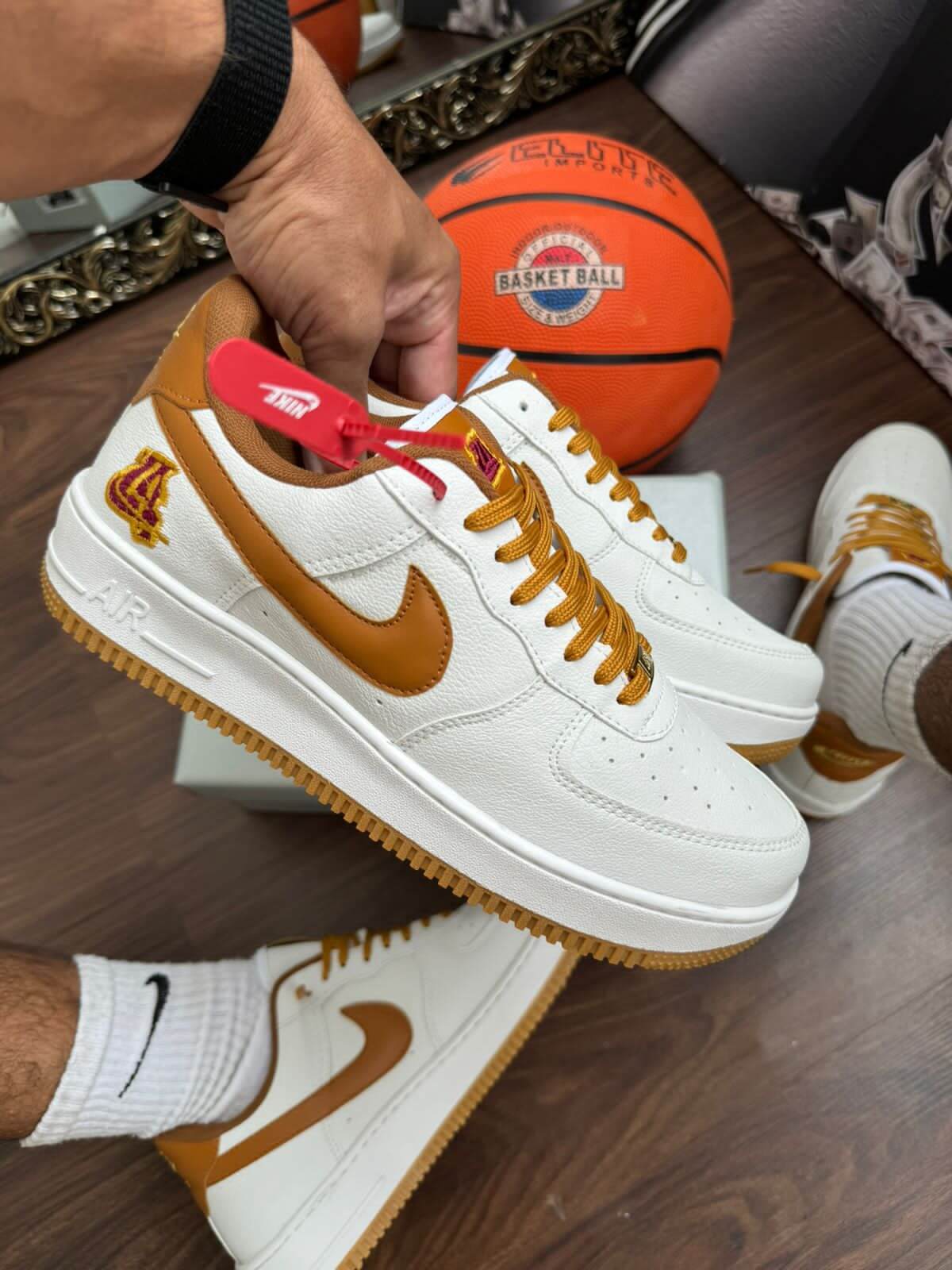 Nike Air Force 1 - Branco com Marrom