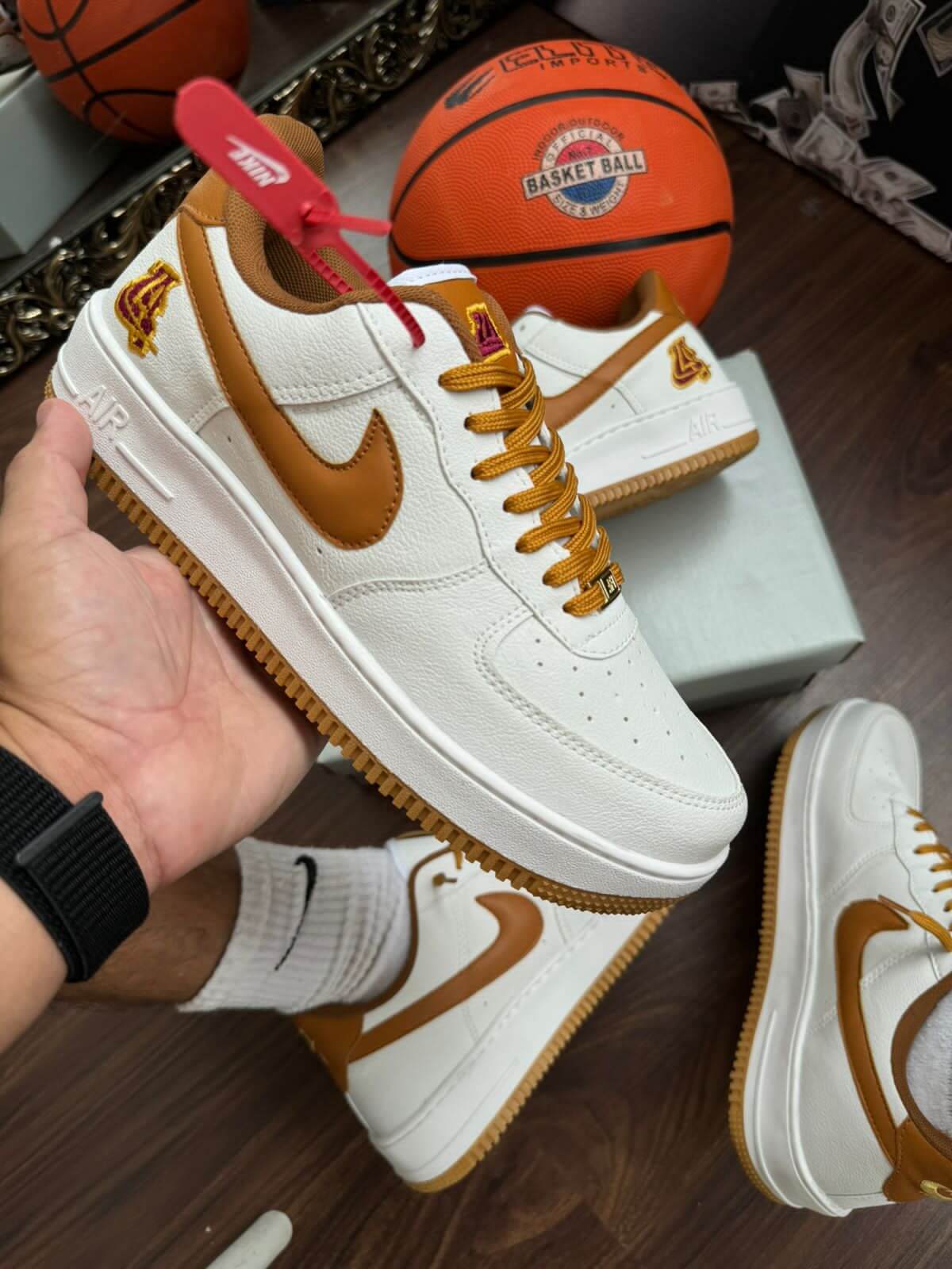 Nike Air Force 1 - Branco com Marrom